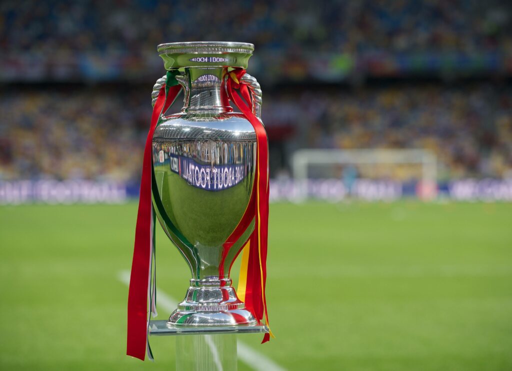 Το τρόπαιο του UEFA EURO 2024 επισκέπτεται την Αθήνα! Δες από κοντά το κύπελλο του UEFA EURO 2024™! 1 τρόπαιο του UEFA EURO 2024