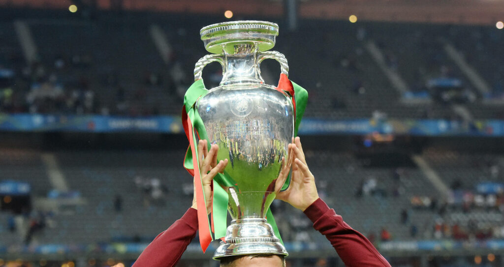 Το τρόπαιο του UEFA EURO 2024 επισκέπτεται την Αθήνα! Δες από κοντά το κύπελλο του UEFA EURO 2024™! 2 τρόπαιο του UEFA EURO 2024